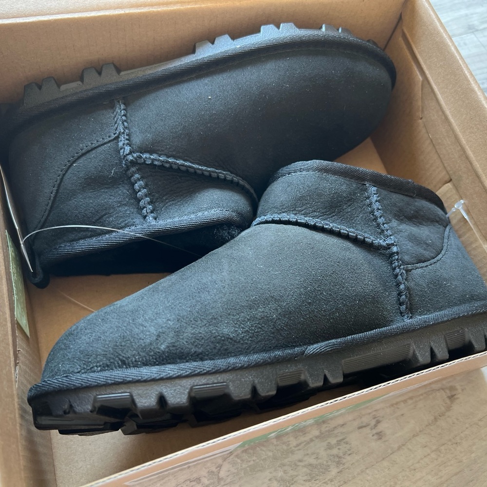 Brand new Kirkland kids’ shearling Ankle boot size 4-black